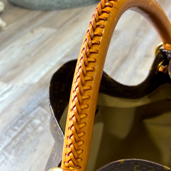 Louis Vuitton Artsy MM with Original Box and dust bag. Bonus shoulder strap. - Picture 6 of 17